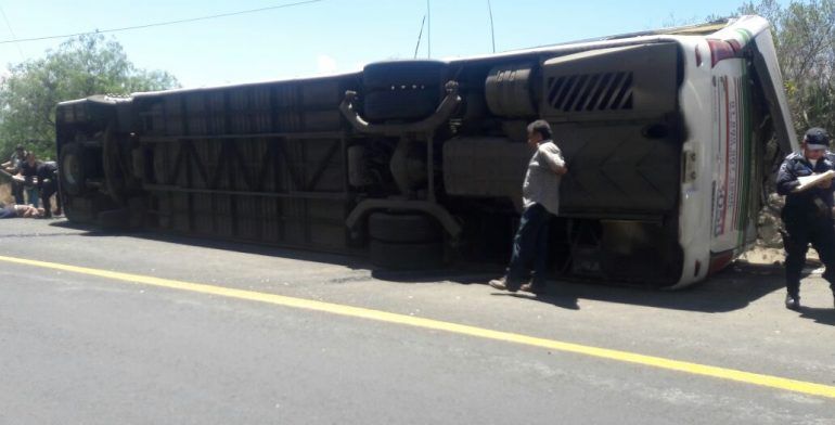 Volcadura de autobús deja 16 heridos - Volcadura-de-autobús-II