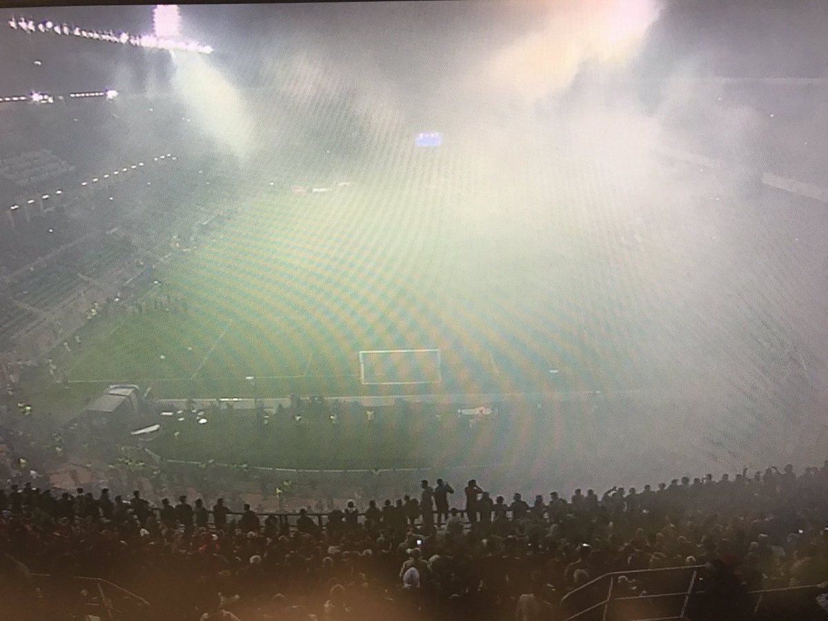 Suspenden partido Italia contra Albania por lanzamiento de bengalas - aaag