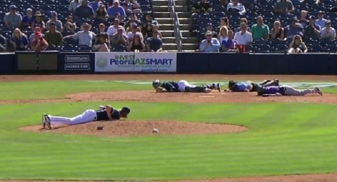 #Video Abejas invaden campo de juego durante partido de béisbol