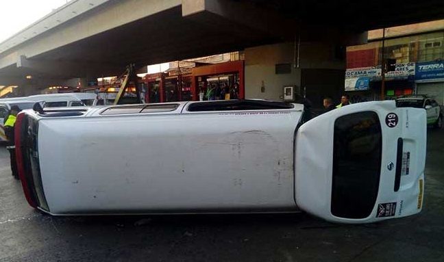 Volcadura deja 10 lesionados en el Estado de México