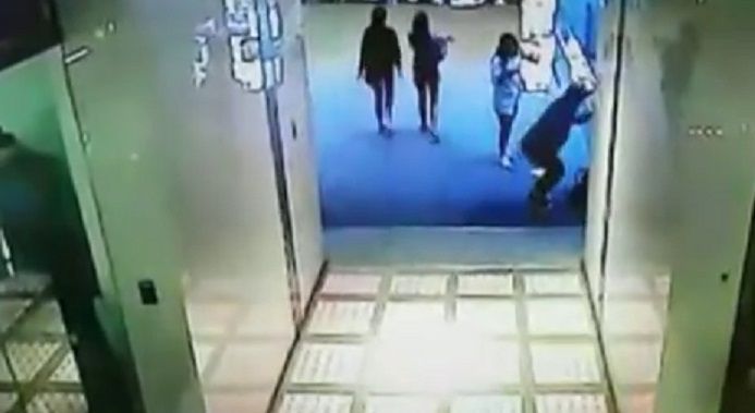 Video: adolescente muere tras caer cuatro pisos en centro comercial
