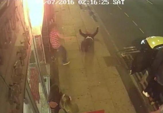 #Viral hombre deja inconsciente a otro - agresion-joven-reino-unido