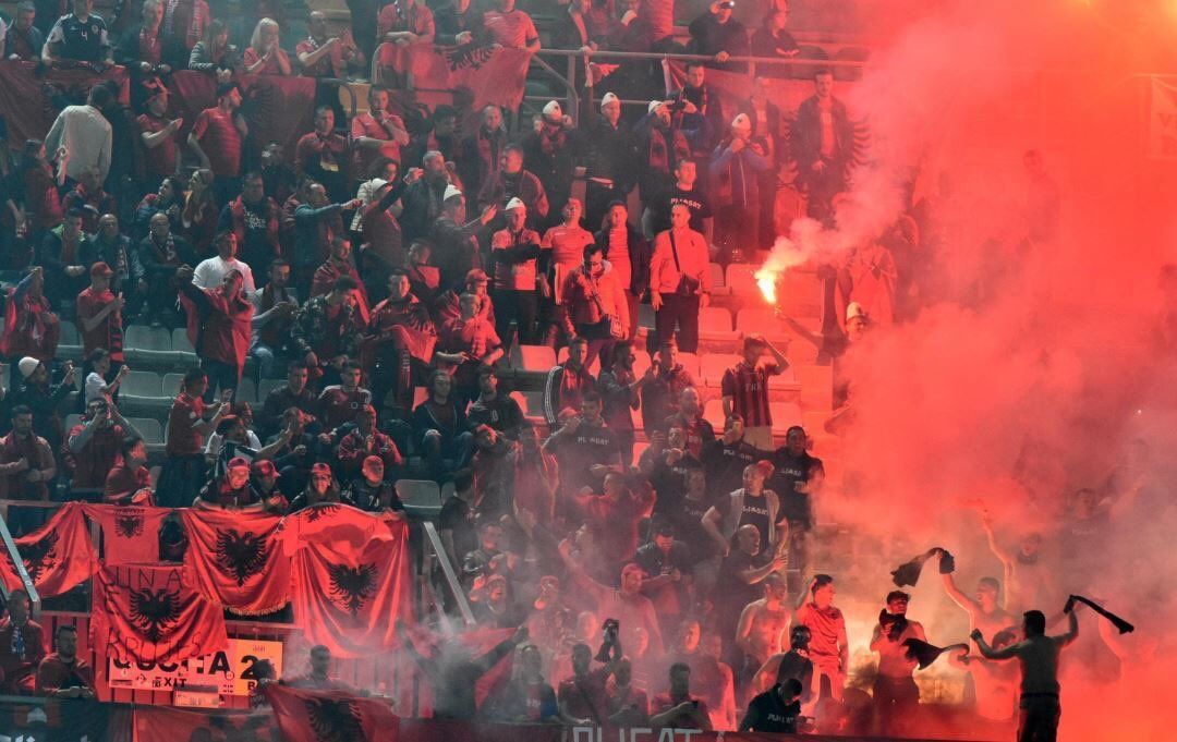 Suspenden partido Italia contra Albania por lanzamiento de bengalas