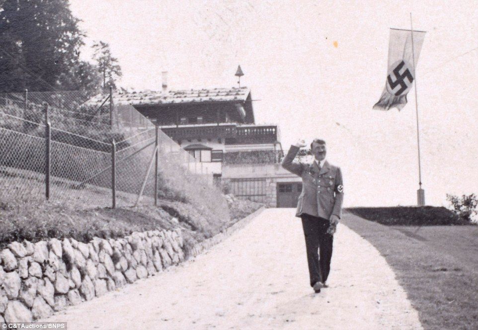 Descubren álbum con fotos inéditas de Hitler en habitación de Eva Braun - album-hitler-2