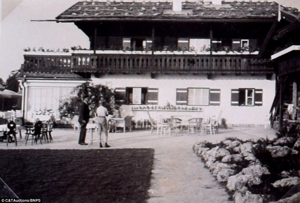 Descubren álbum con fotos inéditas de Hitler en habitación de Eva Braun - album-hitler-7