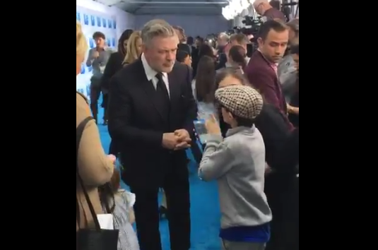 Alec Baldwin enseña a un niño a hacer su imitación de Donald Trump
