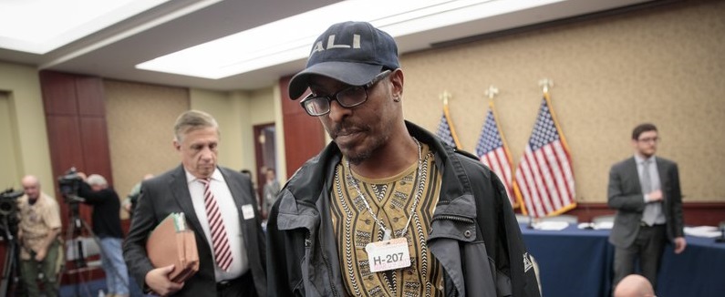 Detienen a hijo de Muhammad Ali cuando abordaba vuelo