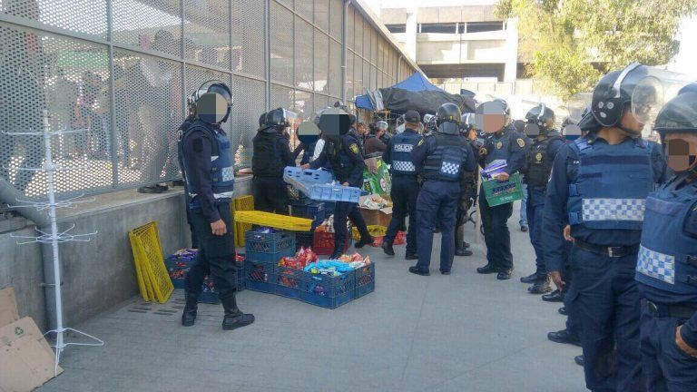 Detienen a 31 ambulantes en Pantitlán