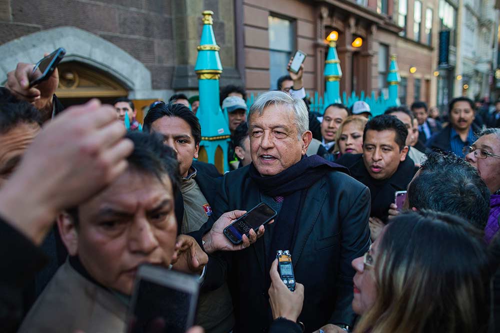 Manifestantes interrumpen discurso de AMLO en Nueva York