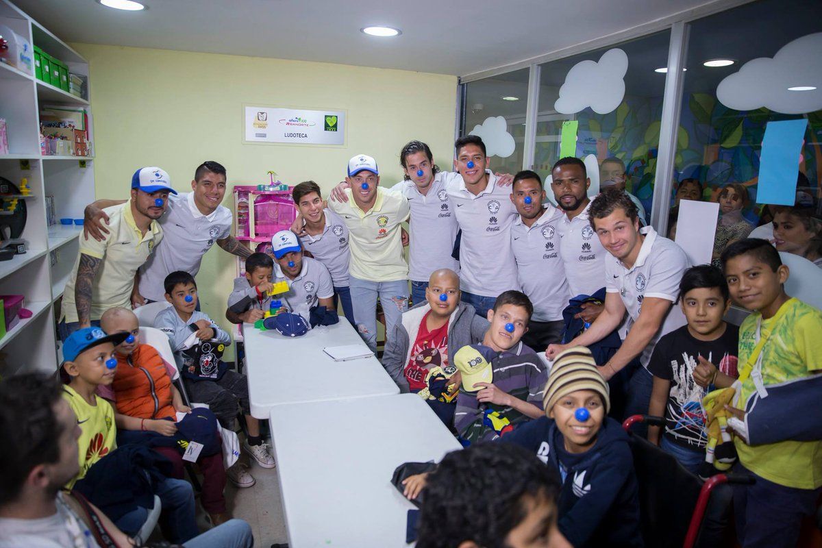 Jugadores del América conviven con niños con cáncer