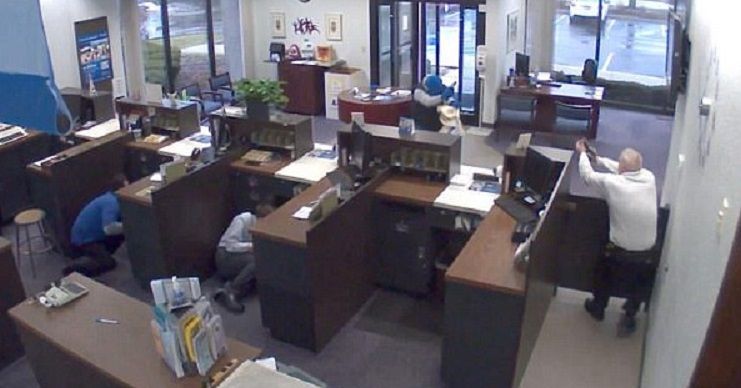 #Video Guardia mata a presunto asaltante dentro de banco