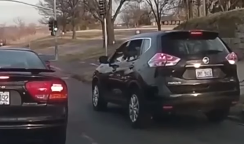 Video: pistolero agrede a familia a bordo de un vehículo en Kansas