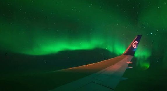 #Video Avión vuela a través de aurora austral