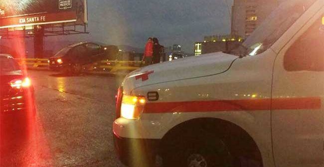Auto derrapa y queda a punto de caer de puente
