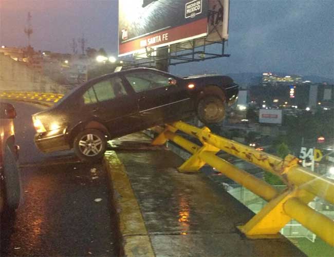 Auto derrapa y queda a punto de caer de puente - auto