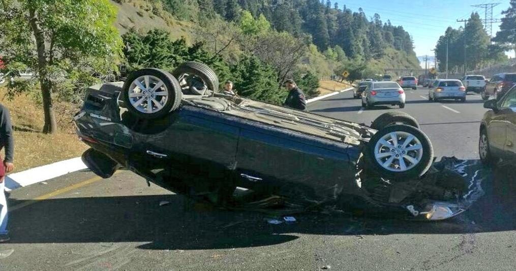 Volcadura de automóvil en la México-Toluca