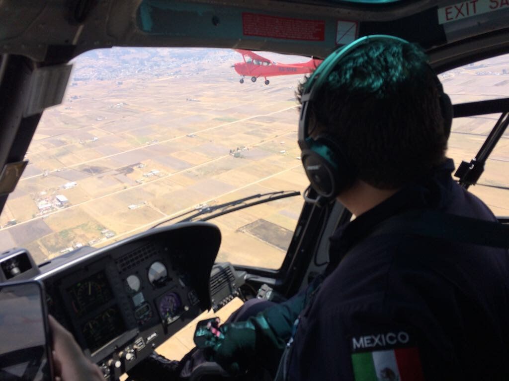 Helicóptero de la Policía Federal ayuda a avión pequeño a aterrizar en Toluca