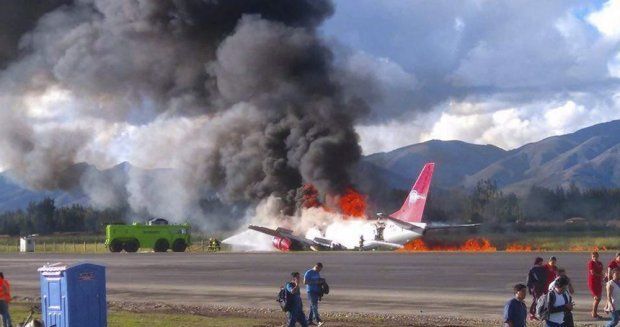 #Video Avión se incendia tras aterrizaje forzoso en Perú