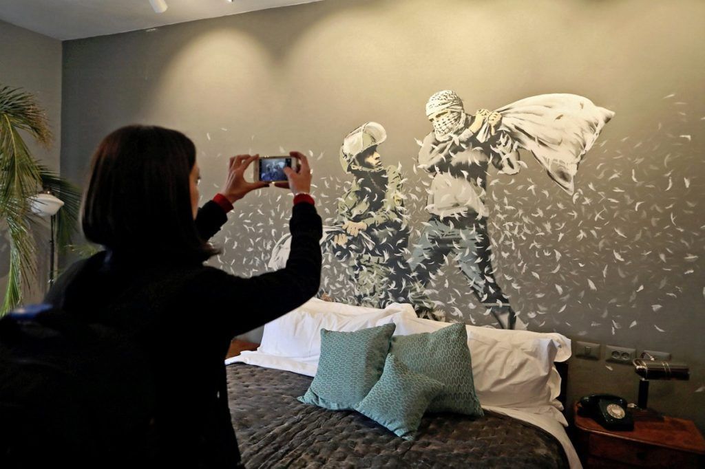 Banksy interviene hotel con vista al muro de la frontera Palestina - banksy-1-1024x682