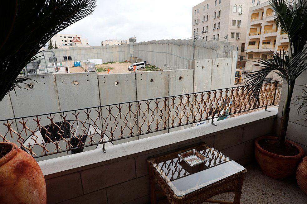 Banksy interviene hotel con vista al muro de la frontera Palestina