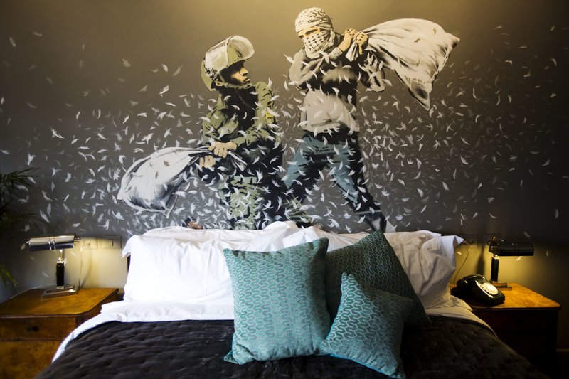 Banksy interviene hotel con vista al muro de la frontera Palestina - banksy