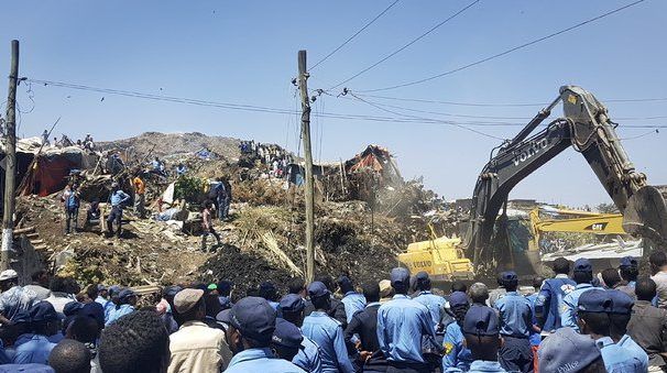 Aumentan a 62 los muertos por colapso en basurero de Etiopía
