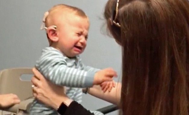 #Video La reacción de un bebé al escuchar a su madre por primera vez