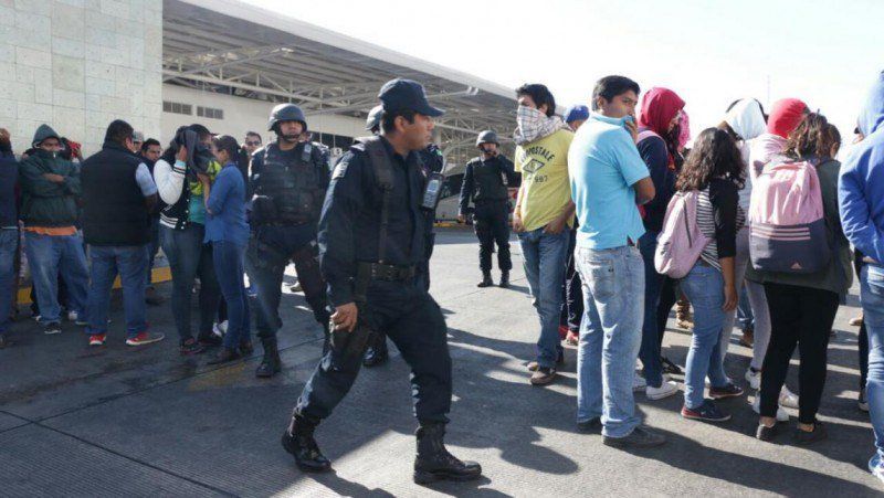 Normalistas bloquean carreteras en Oaxaca