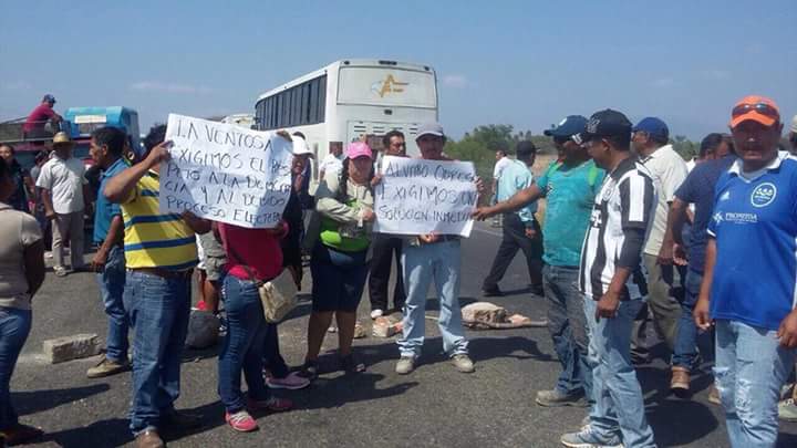 Normalistas bloquean carreteras en Oaxaca - bloqueo-oaxaca
