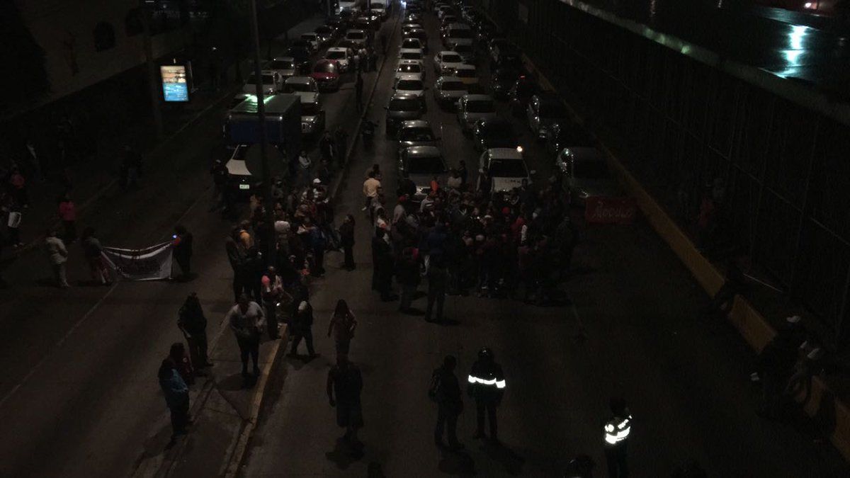 Vecinos bloquean Circuito Interior