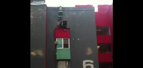 Video: bomberos de Guadalajara impiden suicidio de joven