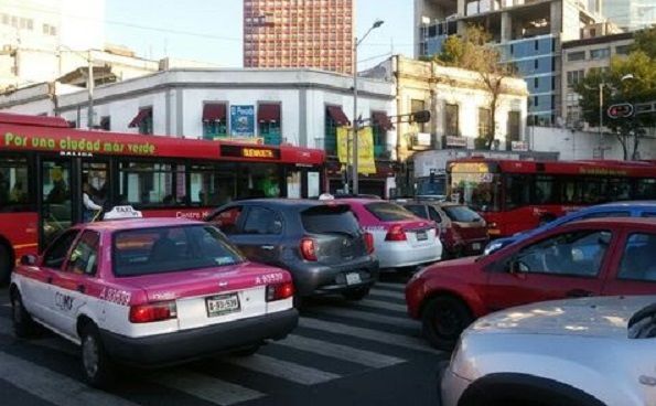 Cierran Bucareli por desalojo