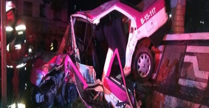 Video: rescatistas salvan a pasajeros de taxi prensados