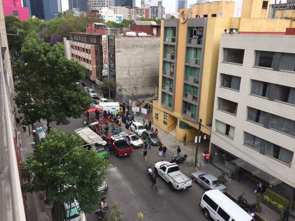 Derrumbe deja un muerto y cinco heridos en la colonia San Rafael - cae-estructura-san-rafael-2-1024x768