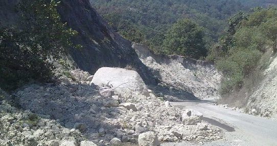 Volcadura deja al menos un muerto y 22 heridos en Oaxaca