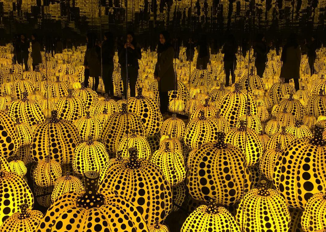 Hombre rompe obra de Yayoi Kusama por tomarse una selfie - calbazas