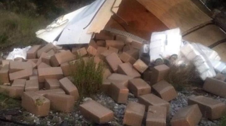 Vuelca camión con 1.5 toneladas de mariguana en Nuevo León - camion-droga-nuevo-leon2