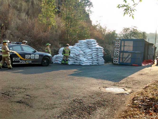 Vuelca camión con maíz en Xochimilco - camion-maíz-2