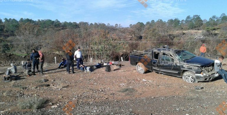 Volcadura deja 10 jornaleros heridos en la Autopista Siglo 21 - camioneta-accidente-770x392