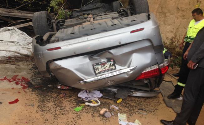 Camioneta con dos niñas cae a barranco en Naucalpan