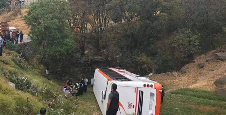Choque de autobús contra camión deja 15 heridos