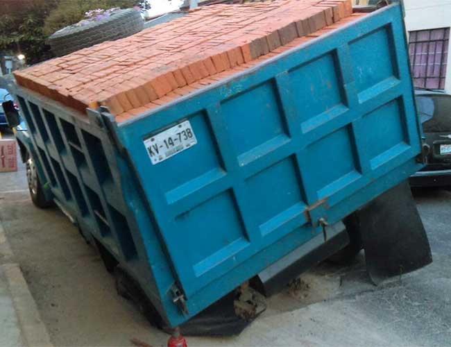 Vecinos evitan que camión de carga caiga sobre vivienda en la Benito Juárez - camión-2