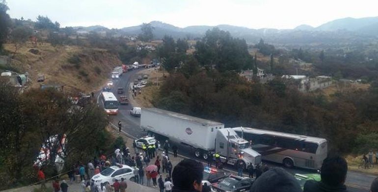 Choque de autobús contra camión deja 15 heridos - camión-i