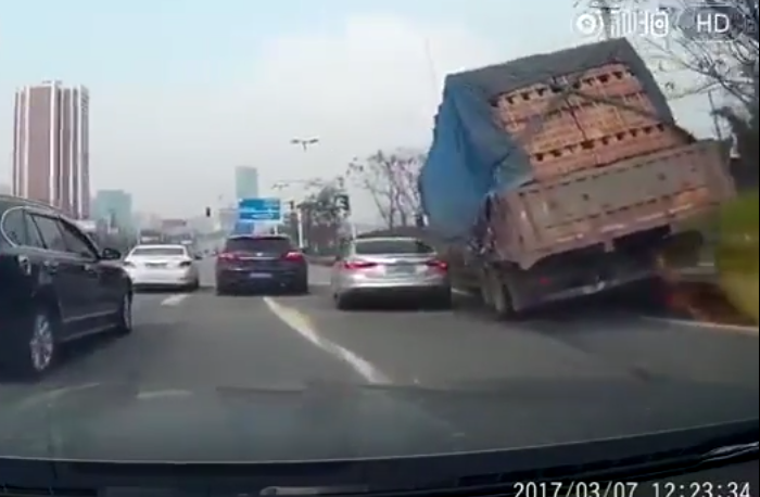 Video: carga de ladrillos aplasta un automóvil en China