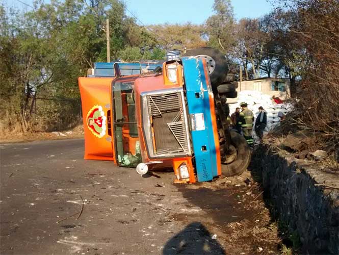 Vuelca camión con maíz en Xochimilco