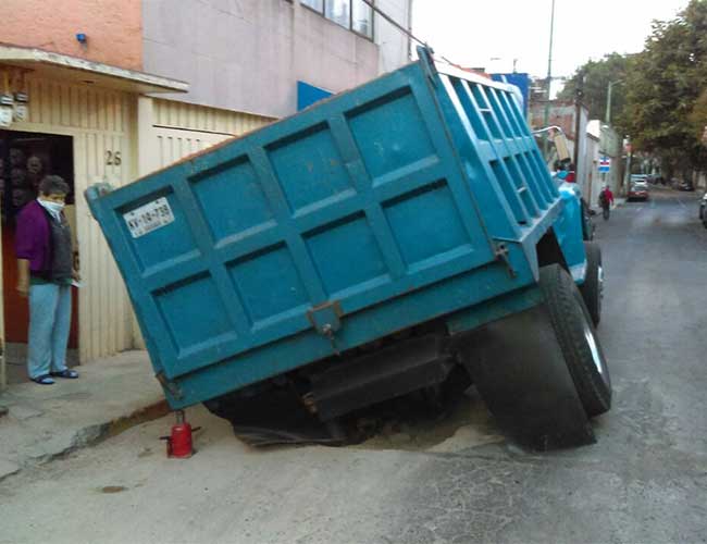 Vecinos evitan que camión de carga caiga sobre vivienda en la Benito Juárez - camión