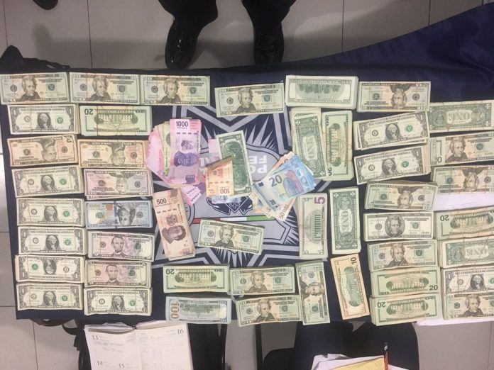 Detienen a dos mujeres con dólares y euros en Cancún