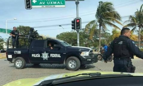Balean y lanzan granada contra policía municipal en Cancún