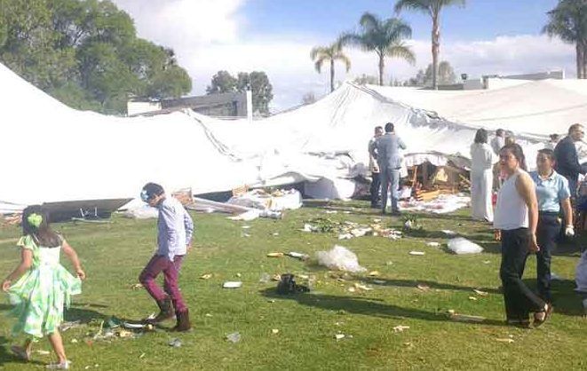 Caída de carpa lesiona a 41 en Aguascalientes
