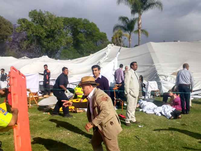 Caída de carpa lesiona a 41 en Aguascalientes - carpa1